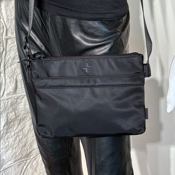 NWOT Tracker Anti Theft RFID Black Nylon Crossbody Bag Unisex - Picture 3 of 15